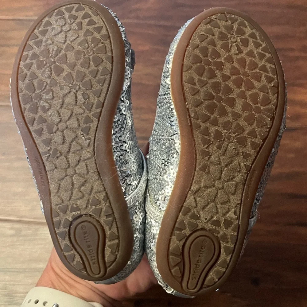 Stride Rite Buffy Silver Glitter Kids Shoes with Flower DetailSize 6.5